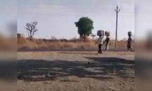 लॉकडाउनच्या काळात आप आपल्या मायदेशी पायी जाणारे वाटसरु भेटल्यास जमेल तशी मदत करा