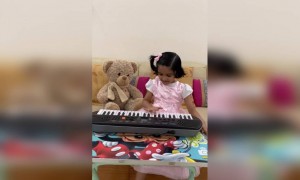 'आईसारखे दैवत साऱ्या जगतावर नाही' हे भावस्पर्शी गाणे खास पियानोवर वाजवून म्हणताना चिमुकली !