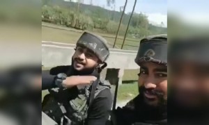 भारतीय जवानांच्या सुंदर गाण्यासाठी एक लाईक तर बनतोच ना...