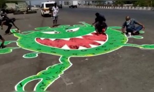 'सायन फ्रेंड सर्कल' तर्फे सायन पनवेल मार्गावर कोरोनाची प्रतिकृती रेखाटण्यात आली