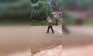 मोबाईलचा नाद खूप वाईट....इतकं पण आहारी जाऊ नका कि पोटच्या बाळाचा पण विसर पडेल...