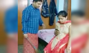 मोबाईल वर सतत बिझी असणाऱ्या बायकोला खडसवणारा नवरा..