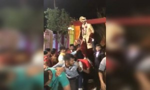 तुमच्या कोणत्या मित्राच्या लग्नात अशी entry पाहिजे... शेअर करा त्याला अन त्याच्या मित्रकंपनीला...!