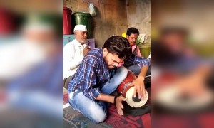 एक दम सुपर वाजवतो भावा. #ओ बुलाती है मगर जाने का नाही