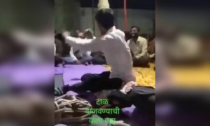 टाळ वाजवण्याची कला पहा .