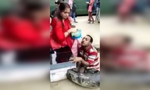 स्वतःचा जेवणाचा डब्बा अपंगाला देणार्या या ताईस सलाम..