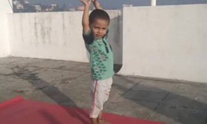 ह्या चिमुकल्याला त्याचे बाबा सूर्यनमस्कार घालायला शिकवतायत