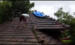 घरावर ताडपत्री टाकायची असेल तर ह्याला बोलवा.