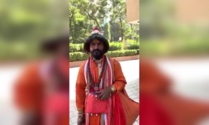 सुप्रसिद्ध गायक शंकर महादेवनला देखील वासुदेवाच गाणं ऐकण्याचा मोह आवरला नाही!