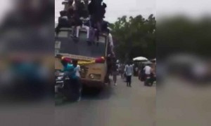 ह्या दुचाकीवाल्या बेण्याने घोळ केला सगळा.