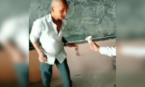 गॉगल कसा काढायचा ते या भावा कडून शिका.... आणि गायचं टॅलेंट तर नादच खुळा...!