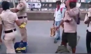 लॉकडाउनमुळे महाराष्ट्रात अडकलेल्या पायी चालत जाणाऱ्या लोकांना पाणी व फळांचे वाटप या पोलीसानी केले