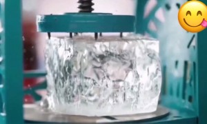 बर्फाचा गोळा...️