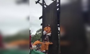 एकमेकांची साथ किती महत्वाची असते, याचं उत्तम उदाहरण.. व्हिडिओ जुना असला तरी खूप काही शिकवून जाणारा आहे..