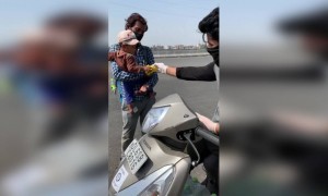 ह्या व्हिडीओ मध्ये हा मदत करणारा कोण आहे माहिती नाही पण त्याला आमच्या तर्फे सलाम