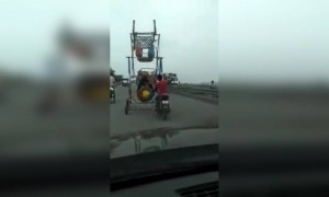 घरी जाण्यासाठी अस्सल भारतीय जुगाड.