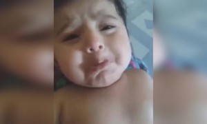 'आई रागावली बाळाला,उगी उगी!!!खूप गोड एक्सप्रेशन' जगातले एकमेव रडू जे सगळ्यांना हसवते..️