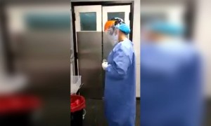 PPE किट काढण्याची महत्वपूर्ण पद्धत.. थोडीशी पण निष्काळजी केली तर बीमारी पसरू शकते..