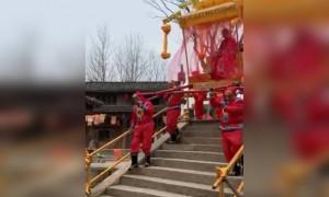 गाडी कोणतीही असो सीटबेल्ट लावणे गरजेचे आहे.