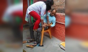 बायको घरात झाडु मारत असेल तर, मोबाईल मध्ये जास्त व्यस्त राहू नये. अगोदरच पाय वर करून बसावे.