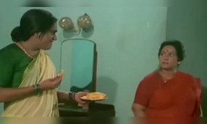 आंबा खाताना कोणी बघितलं की :