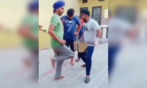 ह्या हिरव्या t-शर्ट वाल्याची गाडी चालू होत नाहीये वाटत..!!