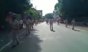 हातात काठी अन् तोंडावर मास्क ! सोलापुरातील लष्कर चौकातून शहर पोलीसांनी रूट मार्च काढला.