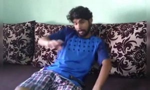 कोण कोण घर कामांमध्ये आईला मदत करत आहे ?