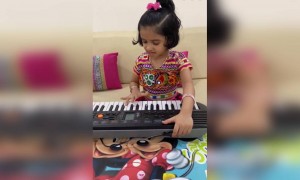 'अच्युतम केशवं कृष्ण दामोदरं' या गोड भजनाने दिवसाची सुंदर सुरवात करुया!