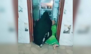 गर्मीचा असर जरा जास्तच झाला राव ह्या बायकांना आवरा राव कोणी तरी 😂😛