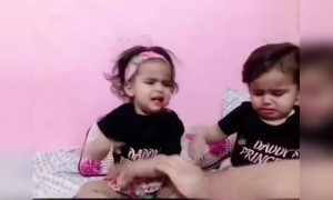 याला म्हणतात जुळ्यांचे दुखणे!😄 या जुळ्या चिमुकल्यांची धम्माल मस्ती किती गोड आहे पहा! 👭💖😅