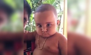 काय बघतो ले .. !!!😂😂