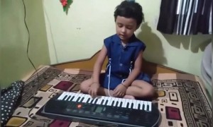 या गोड चिमुकलीने तिचे आवडते सुंदर गाणे तिने छोट्या पियानोवर किती सुंदर वाजविले आहे पहा!