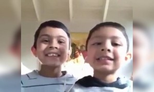 गाणं तर छानच म्हणतायेत पण त्यापेक्षा ते त्या गाण्याचा आनंद घेत आहेत हे पाहून मस्त वाटलं! 👬