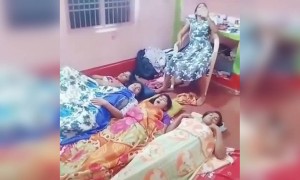 आवरा कोणी हिला हसुन हसुन पोट दुखले 😛