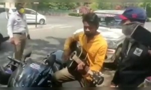 खूप दिवसांनी हे गाणं ऐकायला मिळालं तेही गिटार वर..!!!