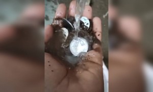 दोन हातामध्ये जेव्हढं मावेल तेव्हढं आपल्याला पुरेस आहे..👍✌️