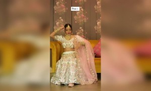 लेहेंगा मध्ये पोज...