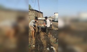 काय ऑटो साफ करतोय!