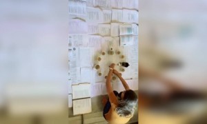 पुस्तकासोबत पोज...