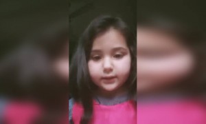 छोट्या मुलांना इतके काम का ...?एका चिमुरडीचा व्हिडीओ व्हायरल