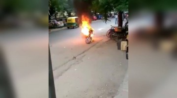 भरभक्कम दंड लावल्यामुळे एका तरुणाने आपली बाईकच जाळून टाकली