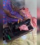 ७९ वर्षीय आजी सुईत धागा ओवायला जमत नसताना सुद्धा पोलिसांसाठी आणि गरजूंसाठी मास तयार करित आहे .